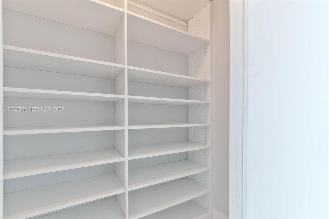 For Sale: $965,000 (2 beds, 2 baths, 1290 Square Feet)