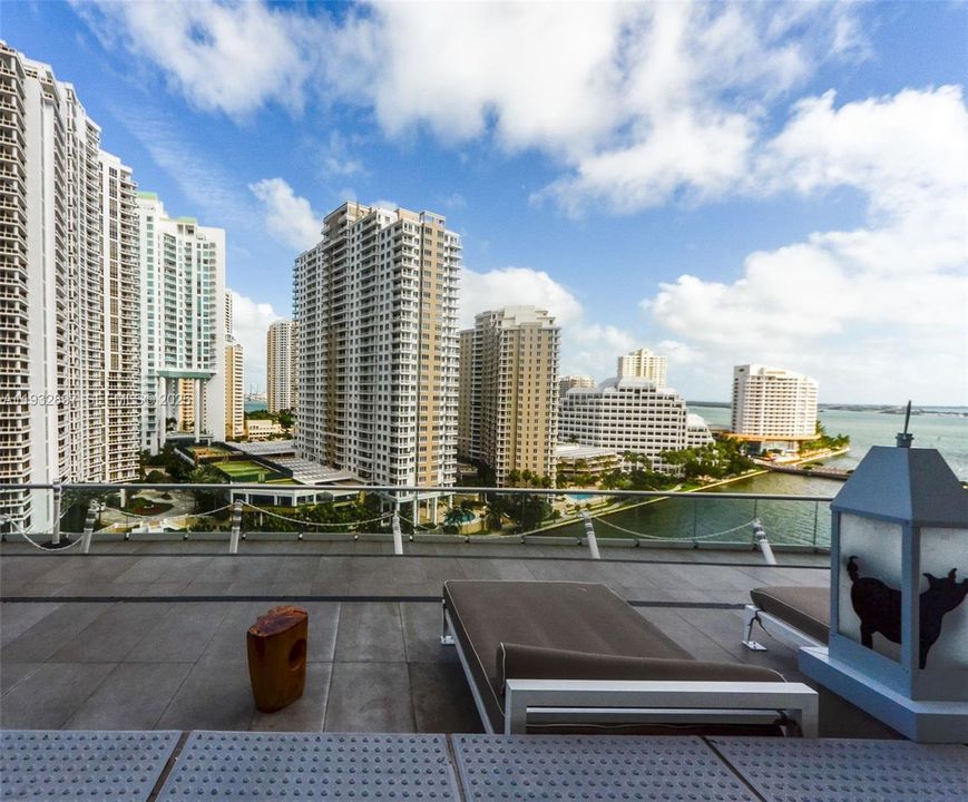 For Sale: $965,000 (2 beds, 2 baths, 1290 Square Feet)