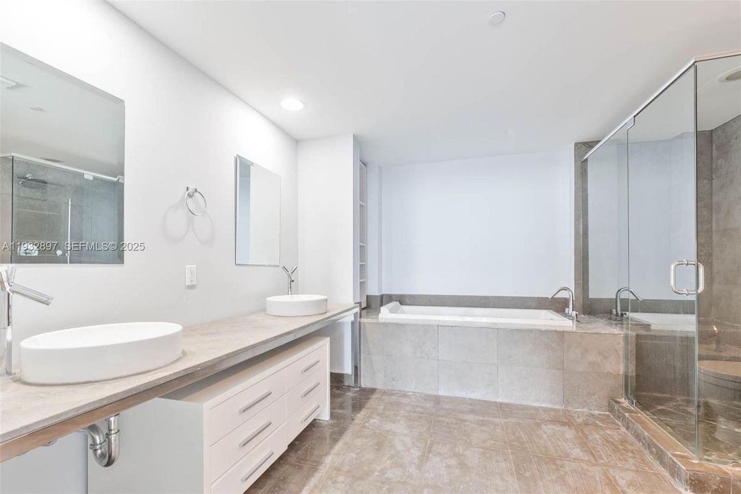 For Sale: $965,000 (2 beds, 2 baths, 1290 Square Feet)