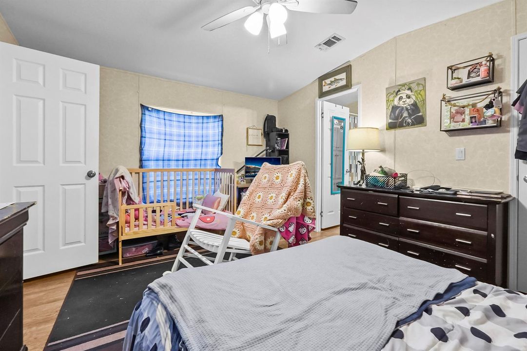 19 Bedroom 02