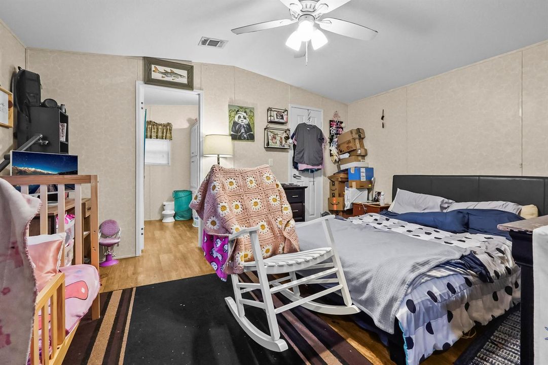 18 Bedroom 01