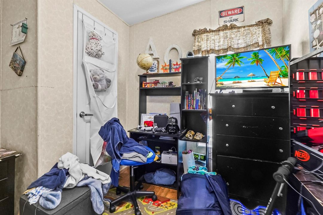 16 Bedroom 02