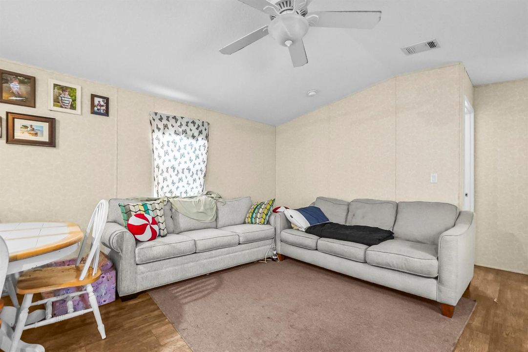 11 Living room 03