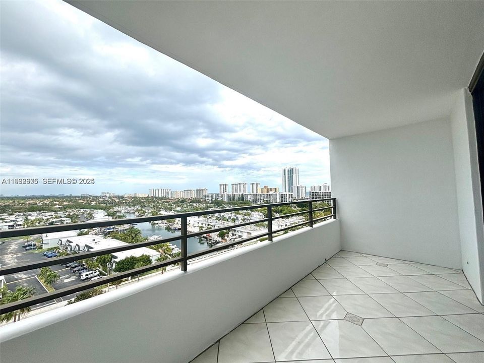 出租: $1,900 (1 贝兹, 1 浴室, 950 平方英尺)