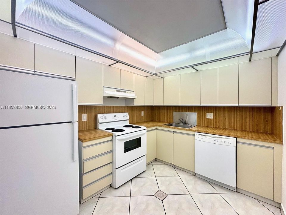 出租: $1,900 (1 贝兹, 1 浴室, 950 平方英尺)