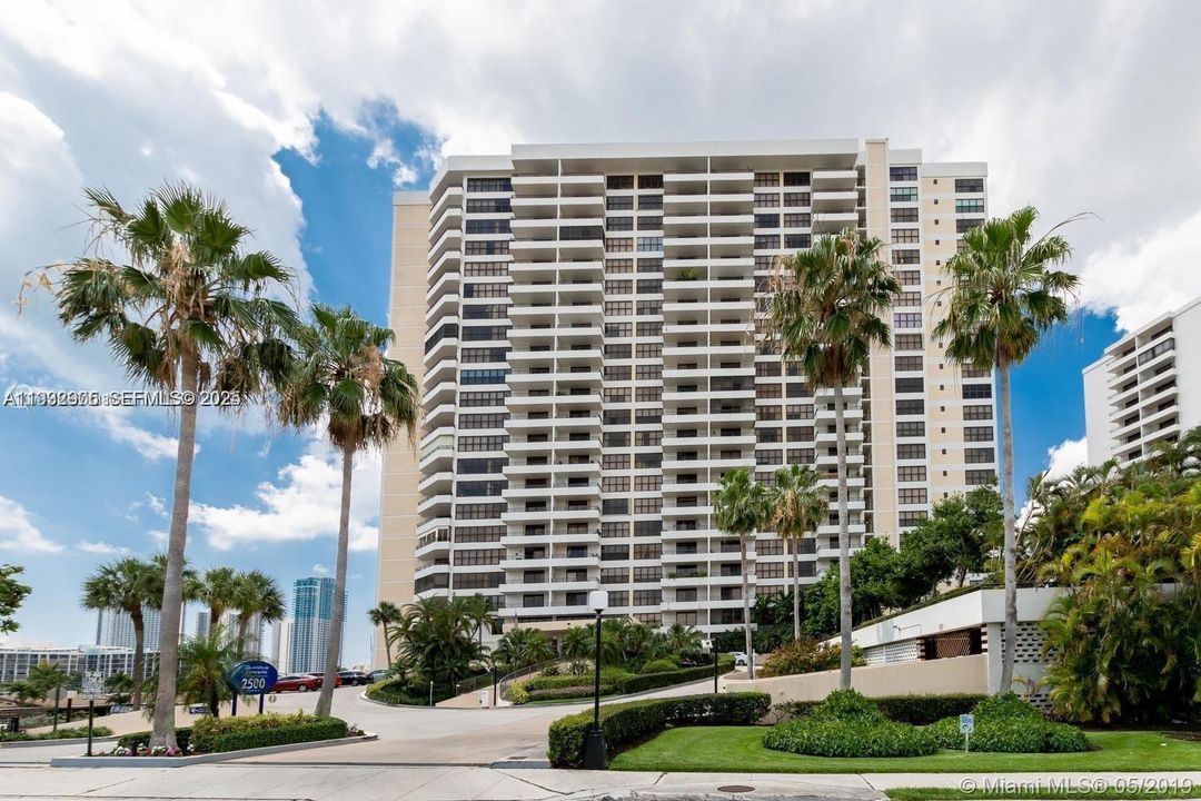 出租: $1,900 (1 贝兹, 1 浴室, 950 平方英尺)