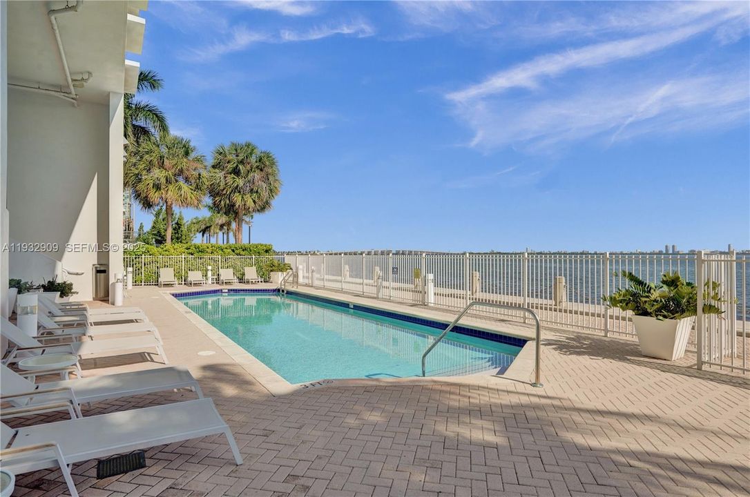 For Sale: $1,150,000 (2 beds, 2 baths, 1400 Square Feet)