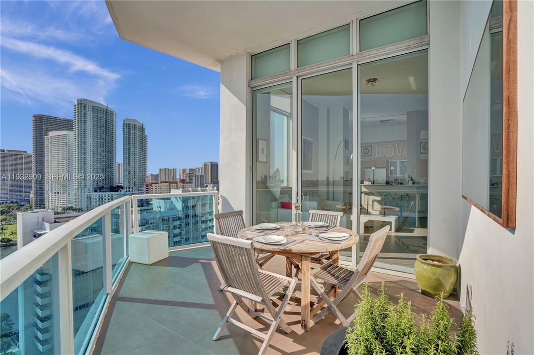 For Sale: $1,150,000 (2 beds, 2 baths, 1400 Square Feet)