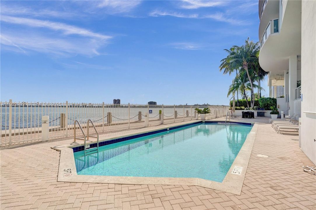 For Sale: $1,150,000 (2 beds, 2 baths, 1400 Square Feet)