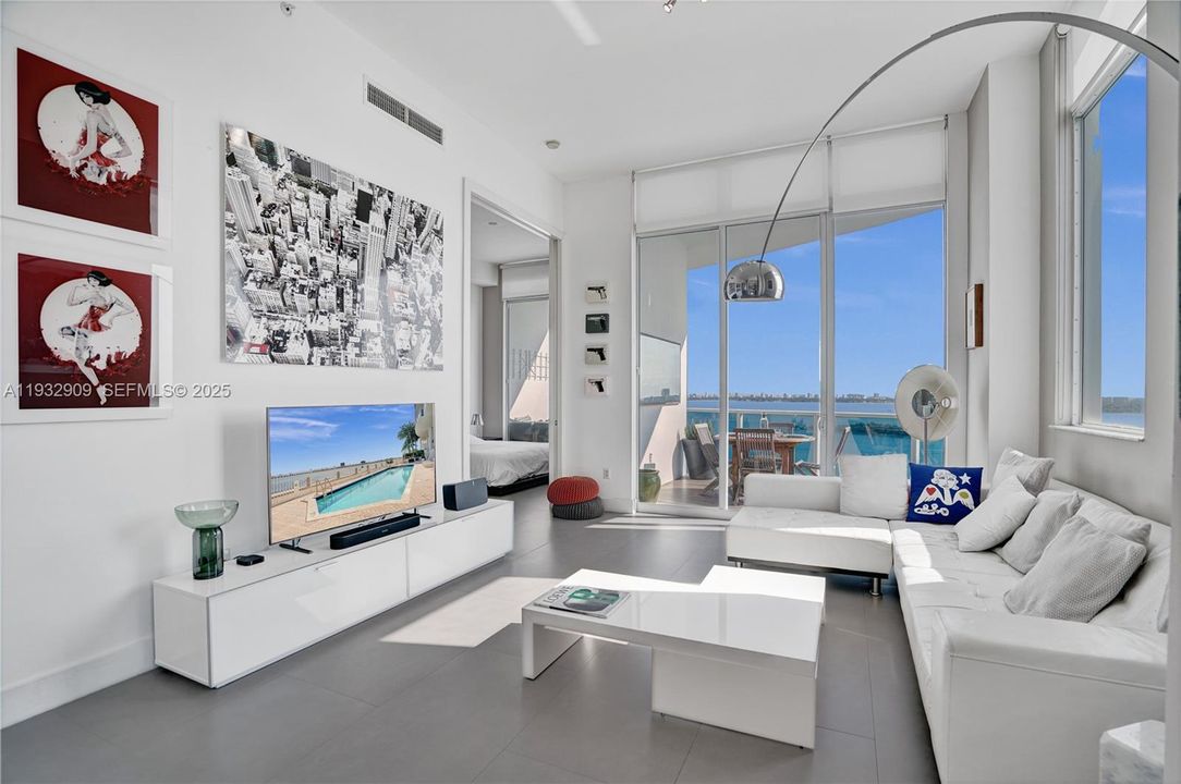 For Sale: $1,150,000 (2 beds, 2 baths, 1400 Square Feet)