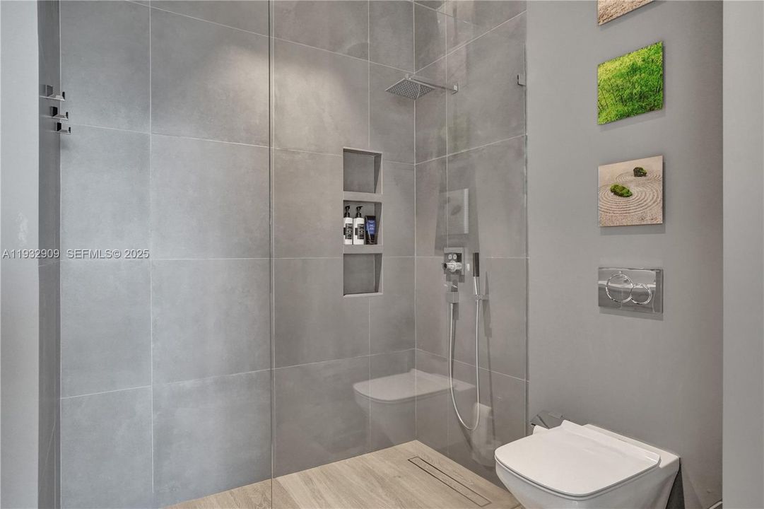 For Sale: $1,150,000 (2 beds, 2 baths, 1400 Square Feet)