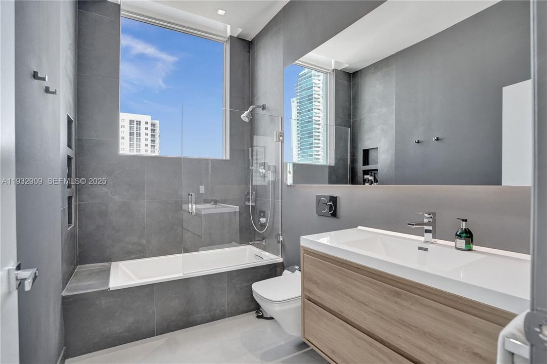 For Sale: $1,150,000 (2 beds, 2 baths, 1400 Square Feet)