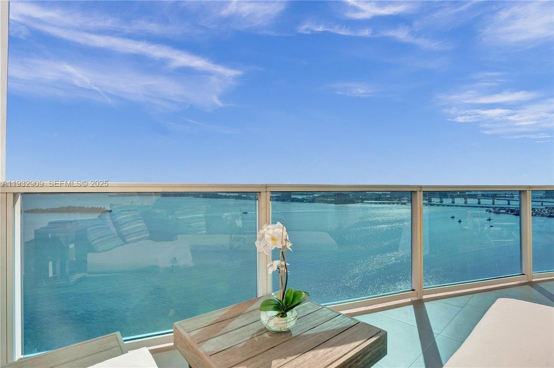 For Sale: $1,150,000 (2 beds, 2 baths, 1400 Square Feet)