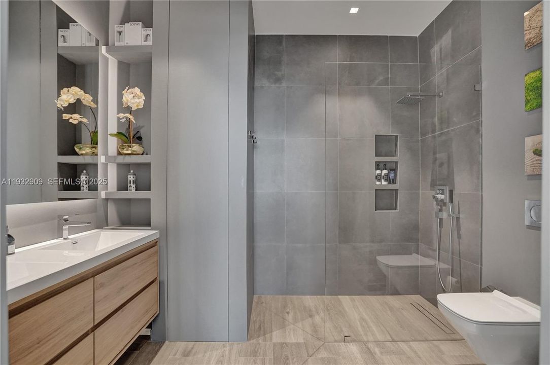 For Sale: $1,150,000 (2 beds, 2 baths, 1400 Square Feet)