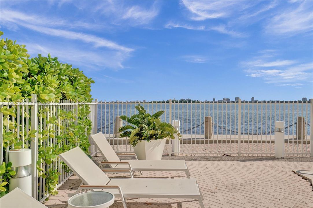 For Sale: $1,150,000 (2 beds, 2 baths, 1400 Square Feet)