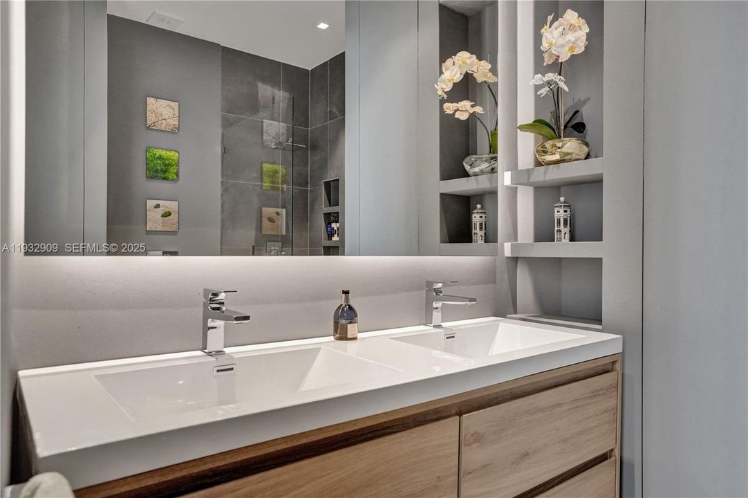 For Sale: $1,150,000 (2 beds, 2 baths, 1400 Square Feet)