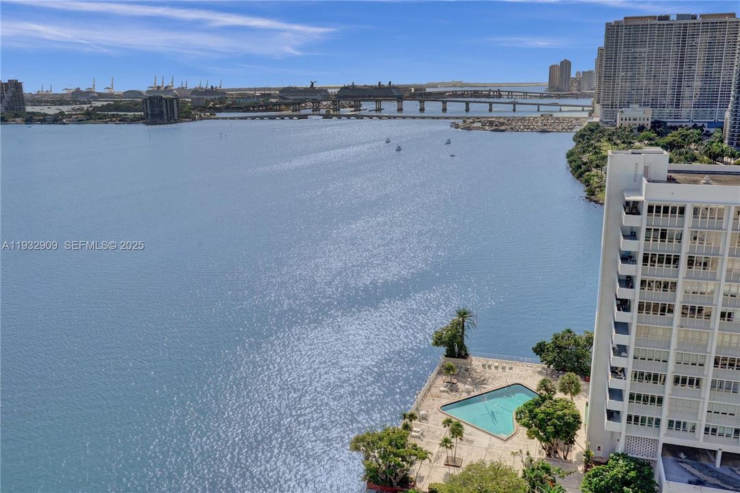 For Sale: $1,150,000 (2 beds, 2 baths, 1400 Square Feet)