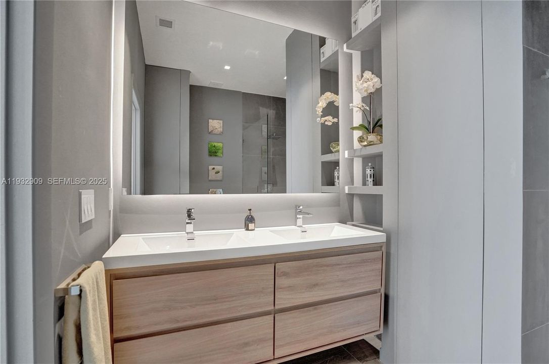 For Sale: $1,150,000 (2 beds, 2 baths, 1400 Square Feet)