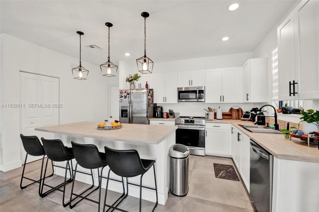 For Rent: $5,500 (4 beds, 2 baths, 2870 Square Feet)