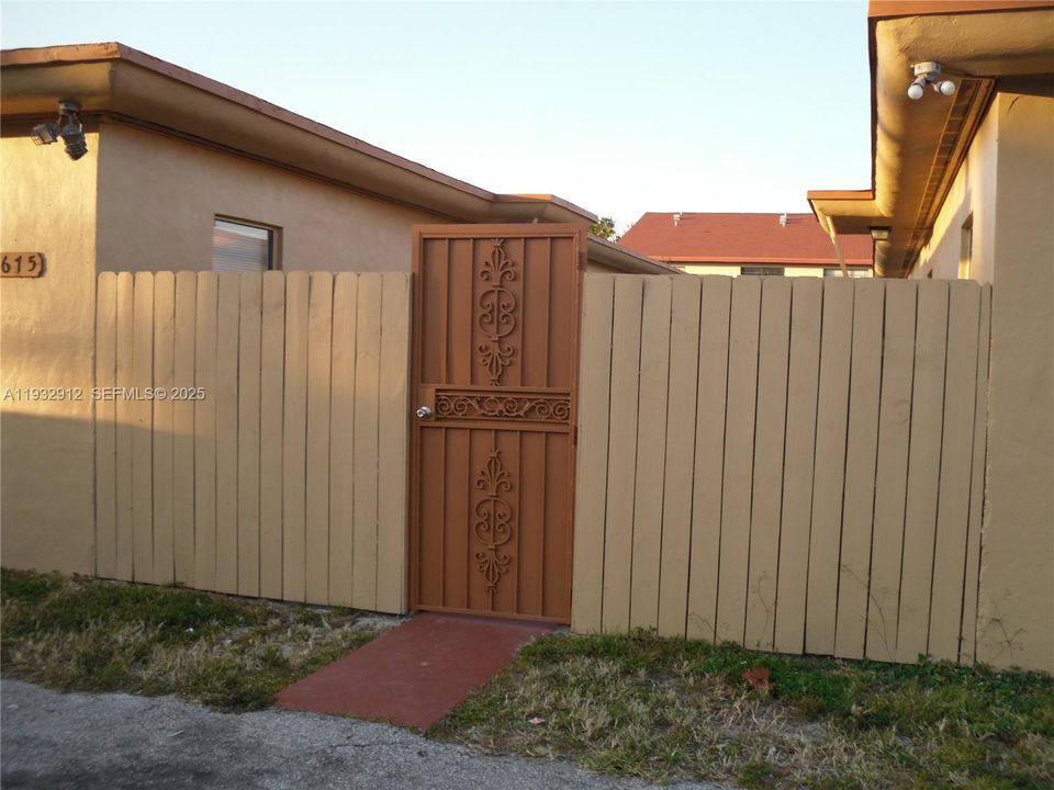 For Rent: $2,000 (2 beds, 1 baths, 2424 Square Feet)