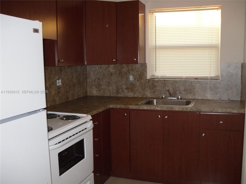 For Rent: $2,000 (2 beds, 1 baths, 2424 Square Feet)