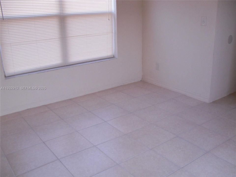 For Rent: $2,000 (2 beds, 1 baths, 2424 Square Feet)