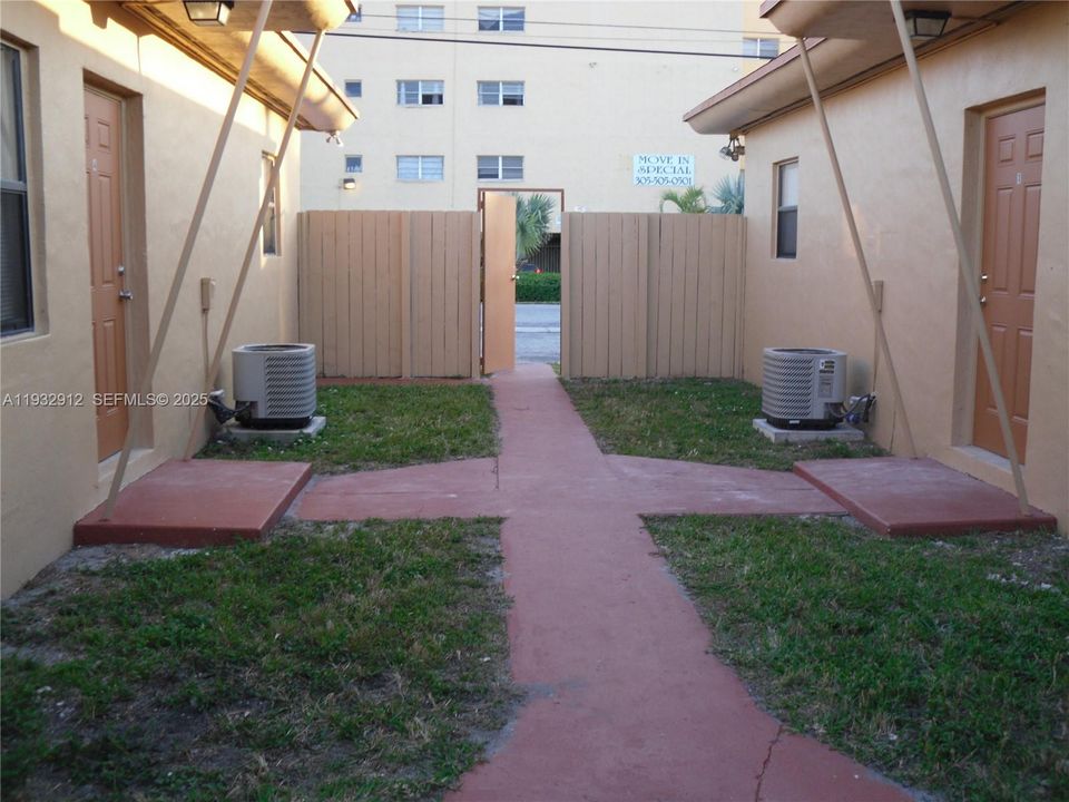 For Rent: $2,000 (2 beds, 1 baths, 2424 Square Feet)