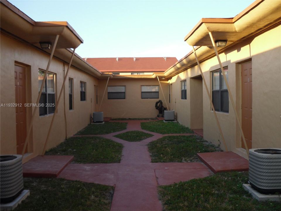 For Rent: $2,000 (2 beds, 1 baths, 2424 Square Feet)