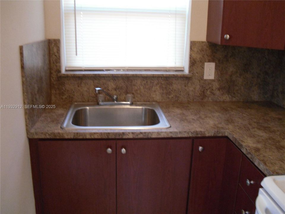 For Rent: $2,000 (2 beds, 1 baths, 2424 Square Feet)