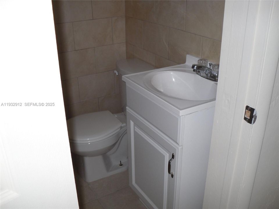 For Rent: $2,000 (2 beds, 1 baths, 2424 Square Feet)