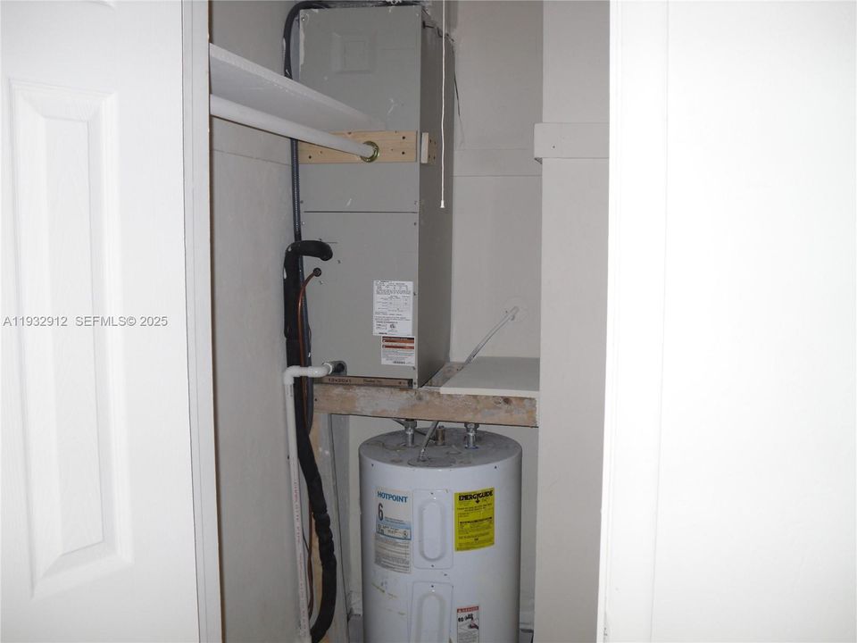 For Rent: $2,000 (2 beds, 1 baths, 2424 Square Feet)