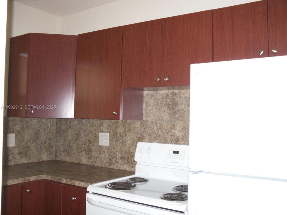 For Rent: $2,000 (2 beds, 1 baths, 2424 Square Feet)