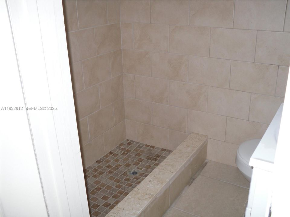 For Rent: $2,000 (2 beds, 1 baths, 2424 Square Feet)