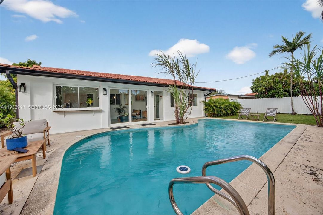 For Sale: $799,000 (3 beds, 3 baths, 1360 Square Feet)