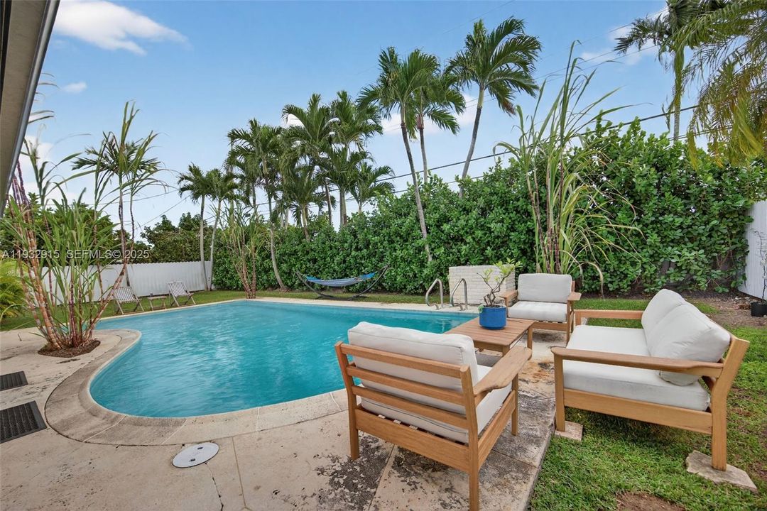 For Sale: $799,000 (3 beds, 3 baths, 1360 Square Feet)