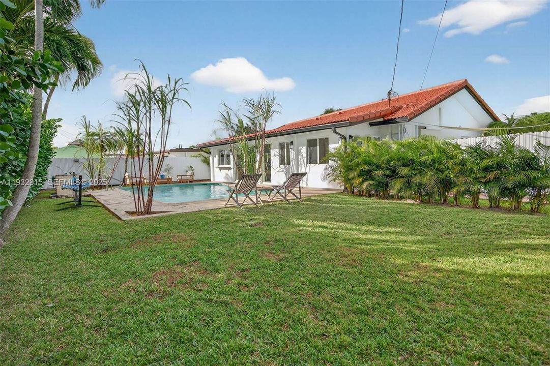 For Sale: $799,000 (3 beds, 3 baths, 1360 Square Feet)