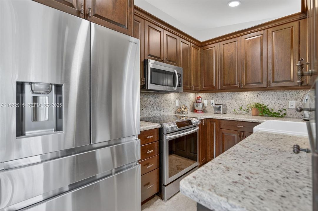 For Sale: $799,000 (3 beds, 3 baths, 1360 Square Feet)