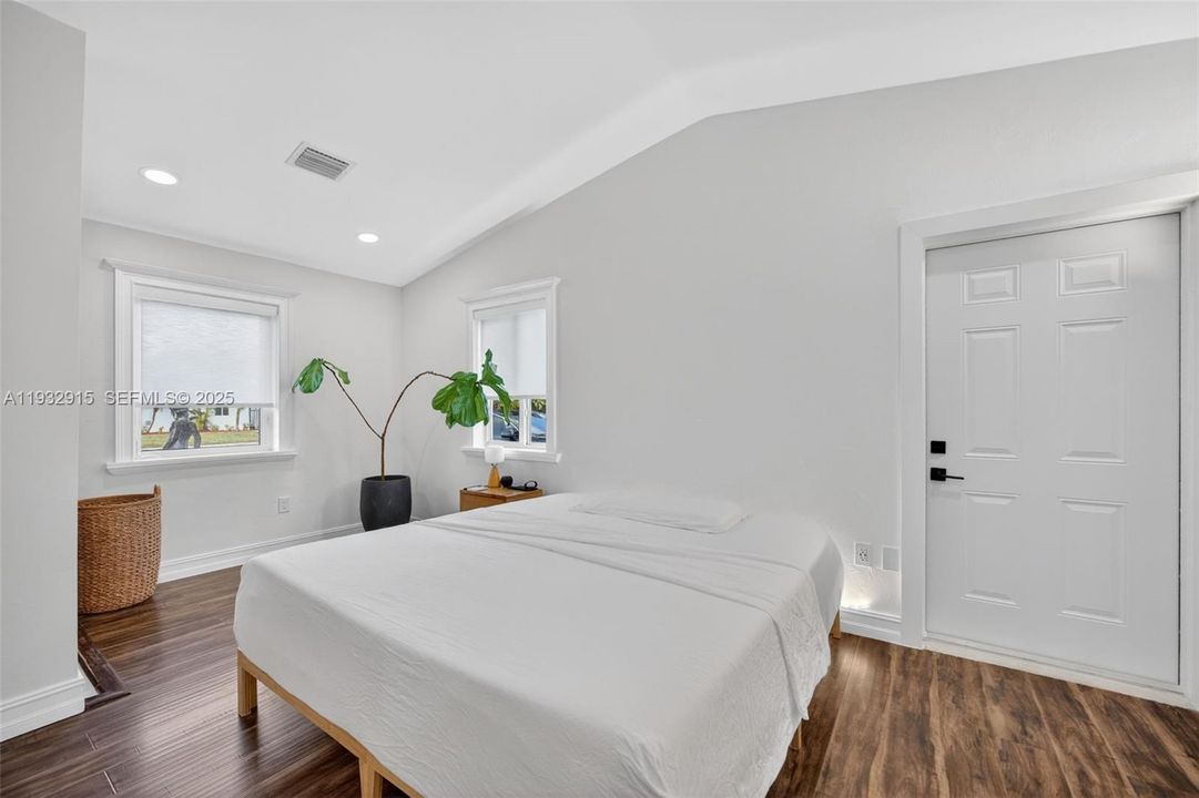 For Sale: $799,000 (3 beds, 3 baths, 1360 Square Feet)