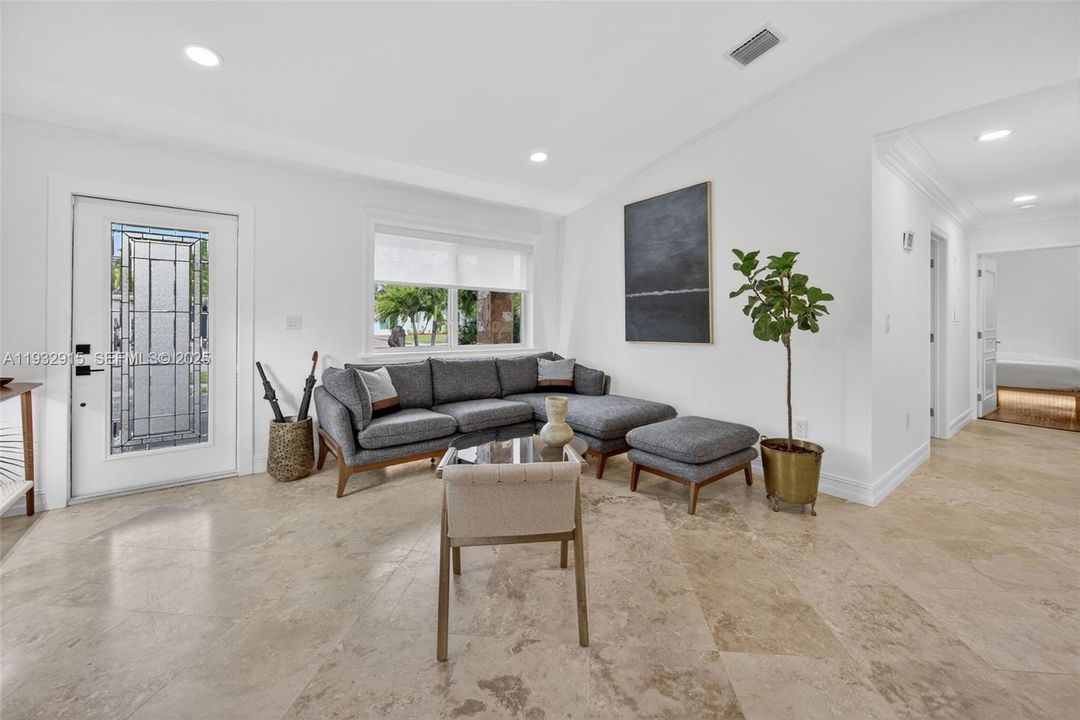 For Sale: $799,000 (3 beds, 3 baths, 1360 Square Feet)