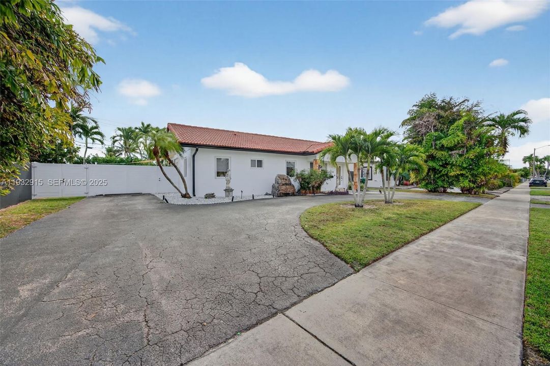 For Sale: $799,000 (3 beds, 3 baths, 1360 Square Feet)