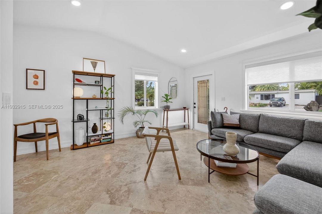 For Sale: $799,000 (3 beds, 3 baths, 1360 Square Feet)