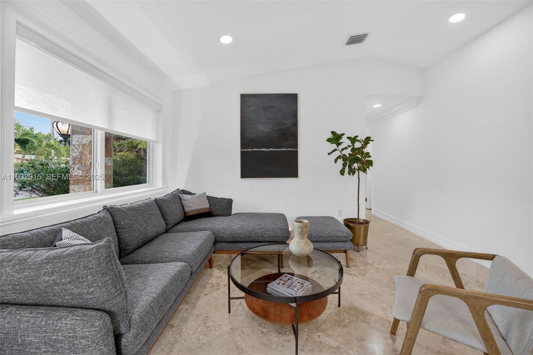 For Sale: $799,000 (3 beds, 3 baths, 1360 Square Feet)