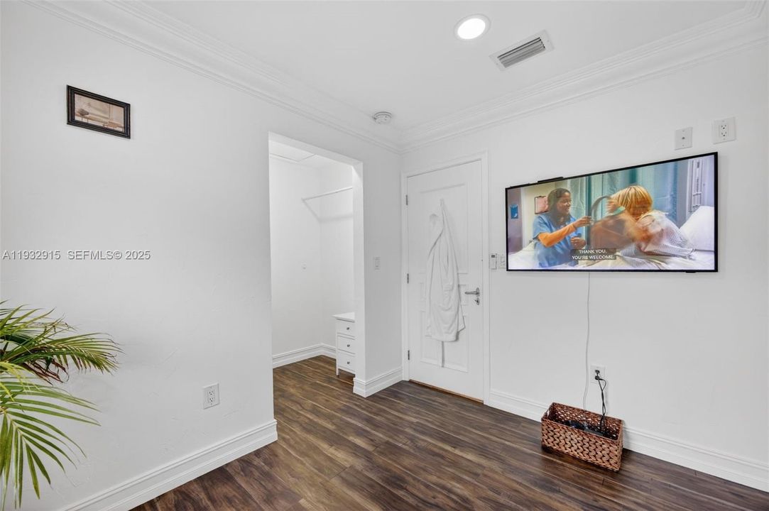 For Sale: $799,000 (3 beds, 3 baths, 1360 Square Feet)