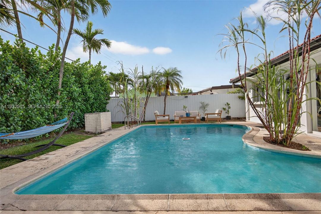 For Sale: $799,000 (3 beds, 3 baths, 1360 Square Feet)