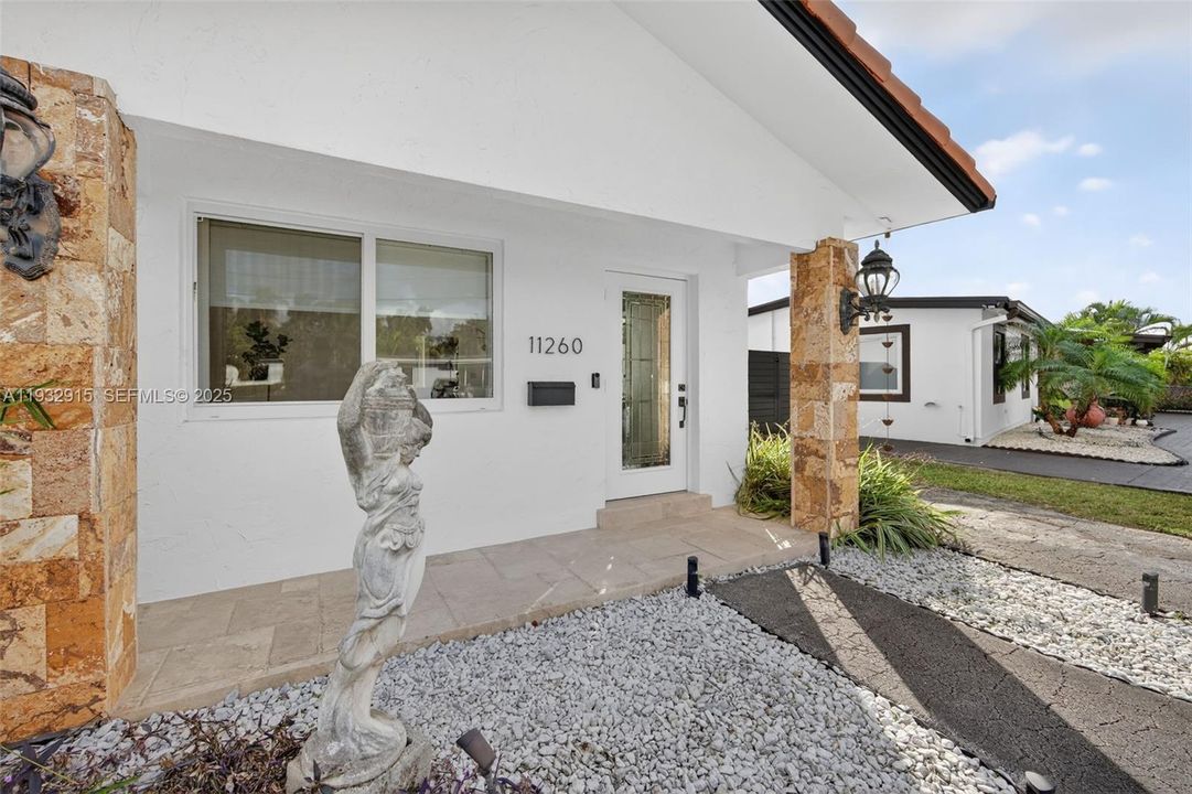 For Sale: $799,000 (3 beds, 3 baths, 1360 Square Feet)