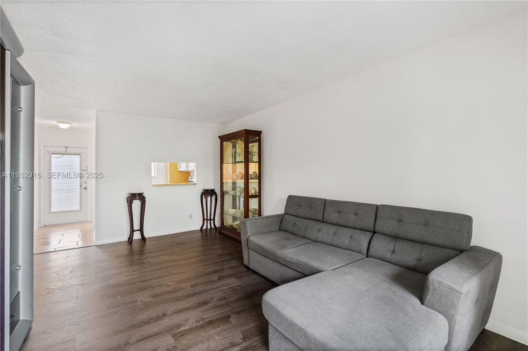 For Sale: $92,000 (1 beds, 1 baths, 681 Square Feet)