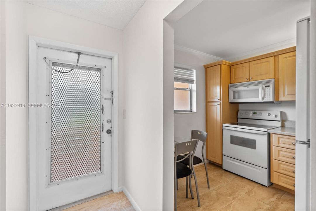 For Sale: $92,000 (1 beds, 1 baths, 681 Square Feet)