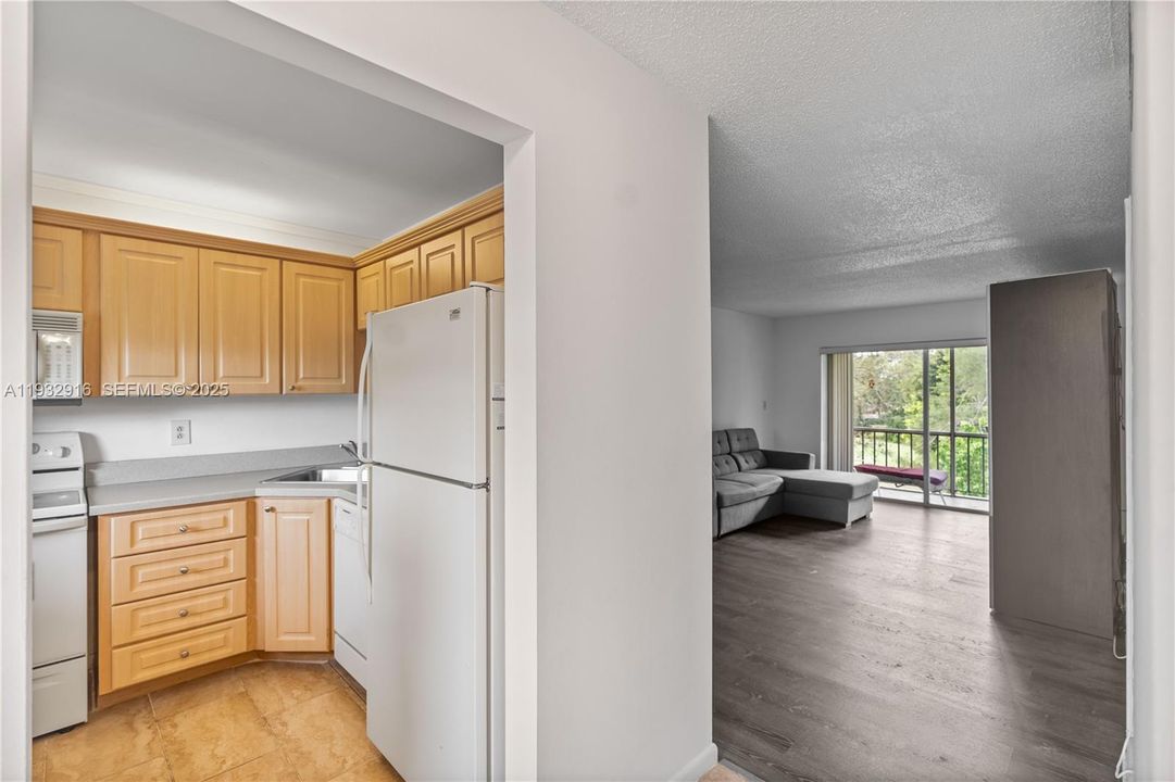 For Sale: $92,000 (1 beds, 1 baths, 681 Square Feet)