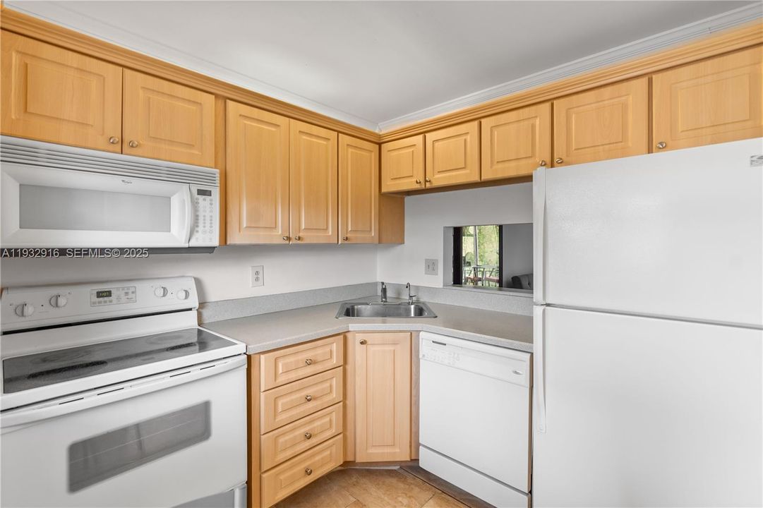 For Sale: $92,000 (1 beds, 1 baths, 681 Square Feet)
