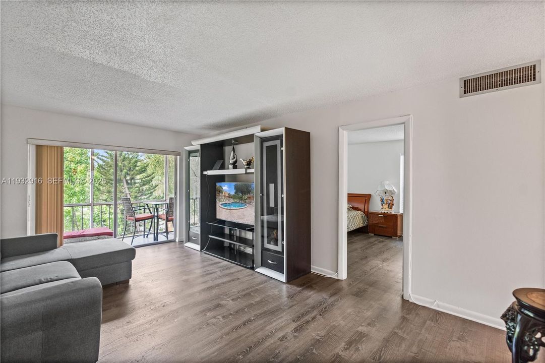 For Sale: $92,000 (1 beds, 1 baths, 681 Square Feet)